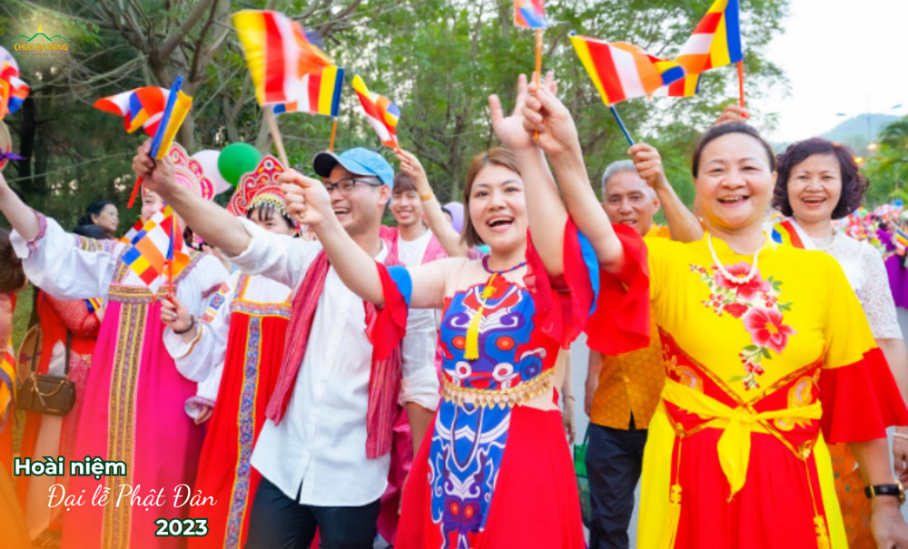 Nhân dân, Phật tử hạnh phúc khi tham gia các chương trình kính mừng ngày Đức Phật đản sinh tại chùa Ba Vàng (ảnh năm 2023)