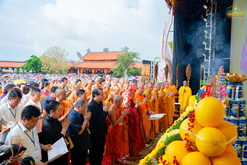 Chư Tôn đức Tăng cùng các vị đại biểu, nhân dân, Phật tử tụng kinh khánh đản, cầu quốc thái dân an