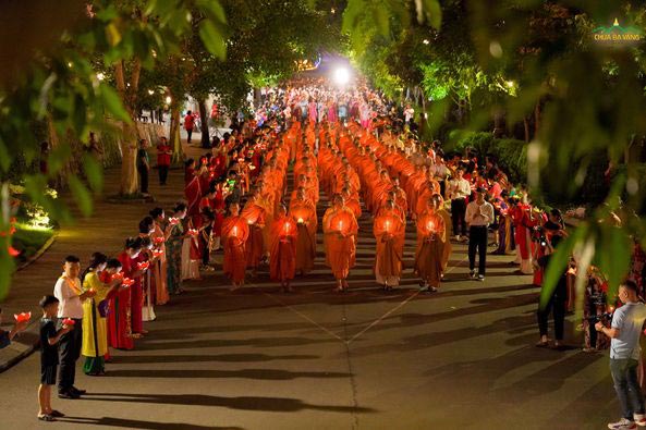 Chư Tôn Đức Tăng Ni rước đăng cúng dường Đức Phật đản sinh