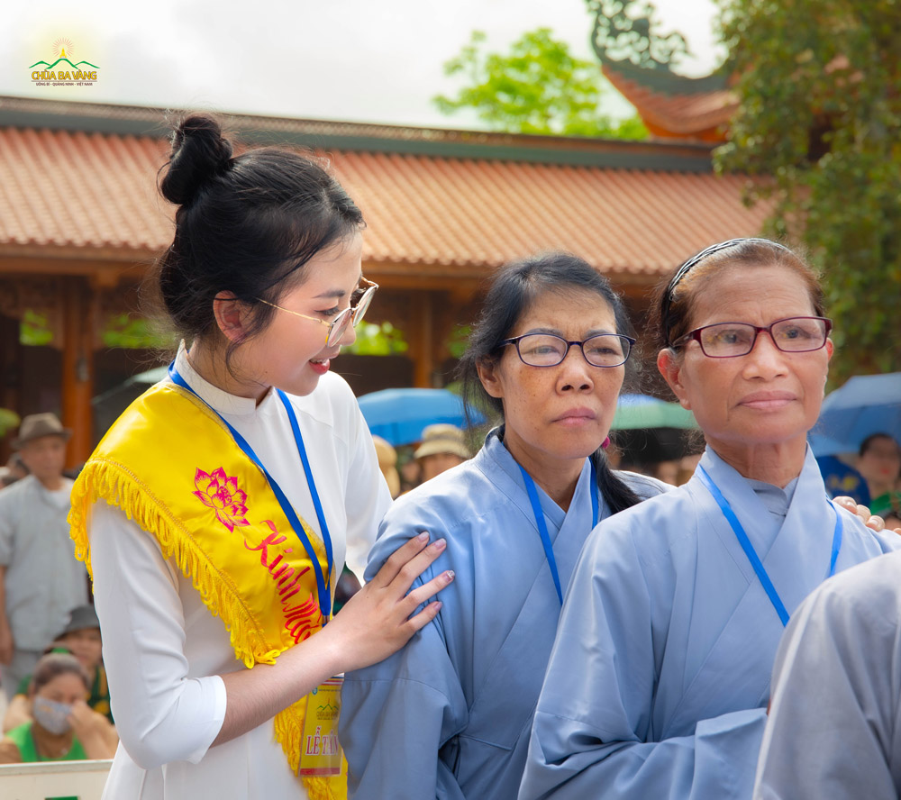 Bạn trẻ Thu Hà làm phận sự trong chương trình Đại lễ Phật đản chùa Ba Vàng 2024