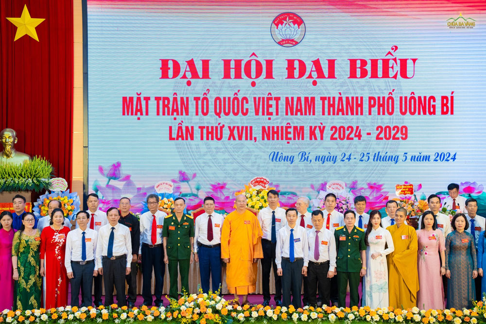 Các đại biểu chụp ảnh lưu niệm.