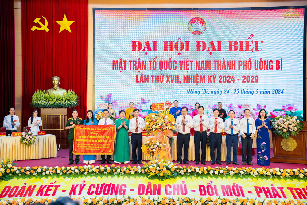 Đại diện BTV Thành ủy trao tặng Ủy ban MTTQVN thành phố bức trướng mang dòng chữ: Đại hội đại biểu MTTQ Việt Nam thành phố Uông Bí lần thứ XVII, nhiệm kỳ 2024-2029 