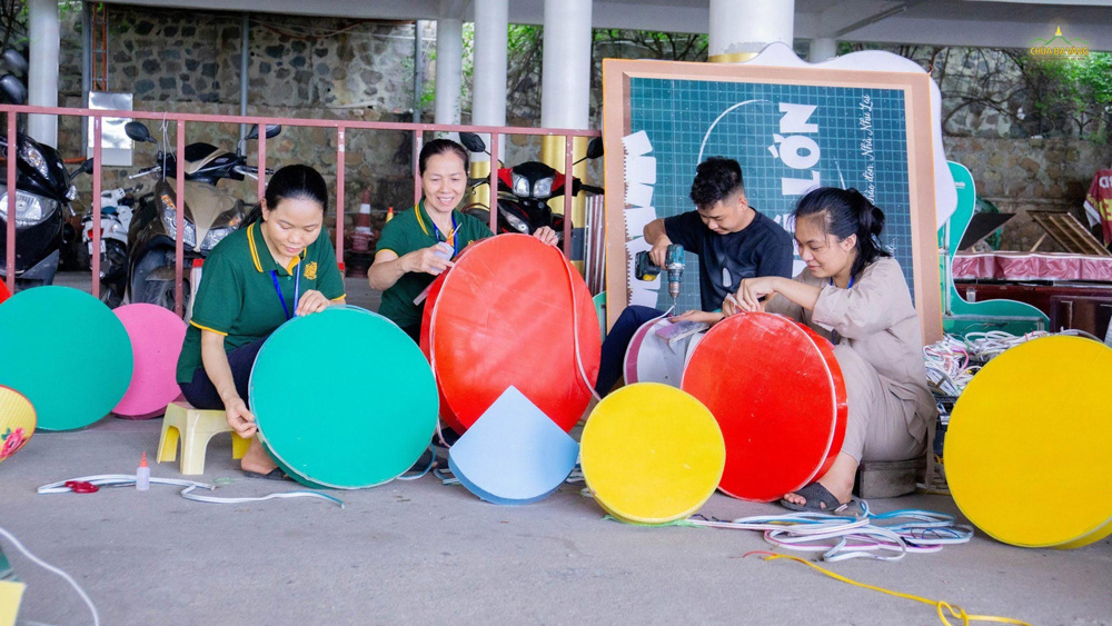 Mỗi người một việc làm nhưng đều mong muốn góp sức cho các công việc của Khóa tu mùa hè.