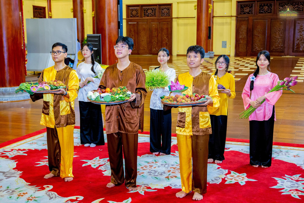 Tại chùa, các Phật tử trẻ thành kính dâng lễ cúng dường Tam Bảo