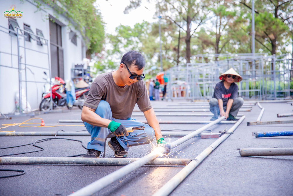 Phật tử chuẩn bị cơ sở vật chất cho Khóa tu mùa hè.