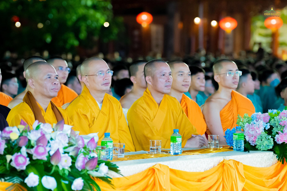 Từ trái sang phải, Thượng tọa Thích Vạn Trí - Phó trưởng Ban Trị sự Giáo hội Phật giáo Việt Nam tỉnh Lâm Đồng, Trưởng BTS GHPGVN thành phố Đà Lạt; Thượng tọa Thích Trung Đình - Ủy viên Thường trực Ban Văn hóa Trung ương, Phó Trưởng ban kiêm Chánh Thư ký phân ban Di sản văn hóa Phật giáo; Đại đức Thích Trúc Tử Kiến - Ủy Viên BTS GHPGVN tỉnh Quảng Ninh, Phó Trưởng ban kiêm Chánh Thư ký GHPGVN thành phố Uông Bí quang lâm chứng dự buổi lễ.