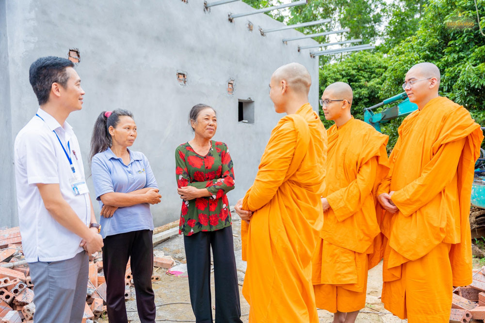 Chư Tăng quan tâm hỏi thăm bà Phạm Thị Sỹ và Nguyễn Thị Hải.
