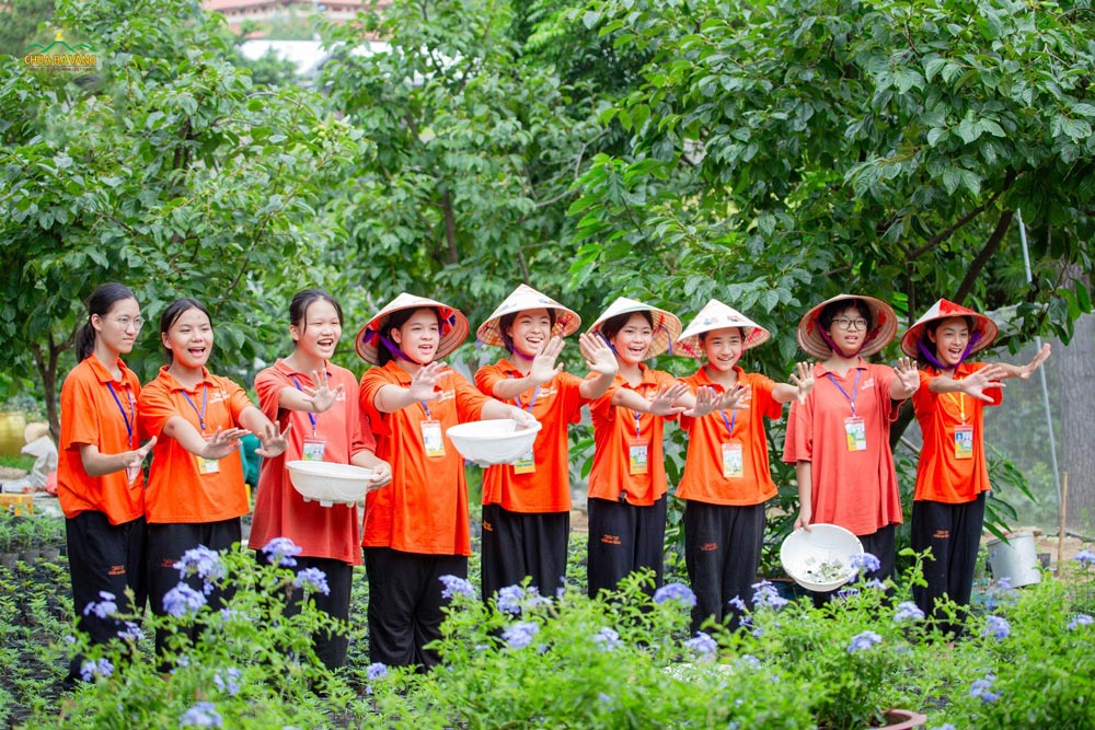 Đố các bạn biết, chúng mình đang làm gì?  