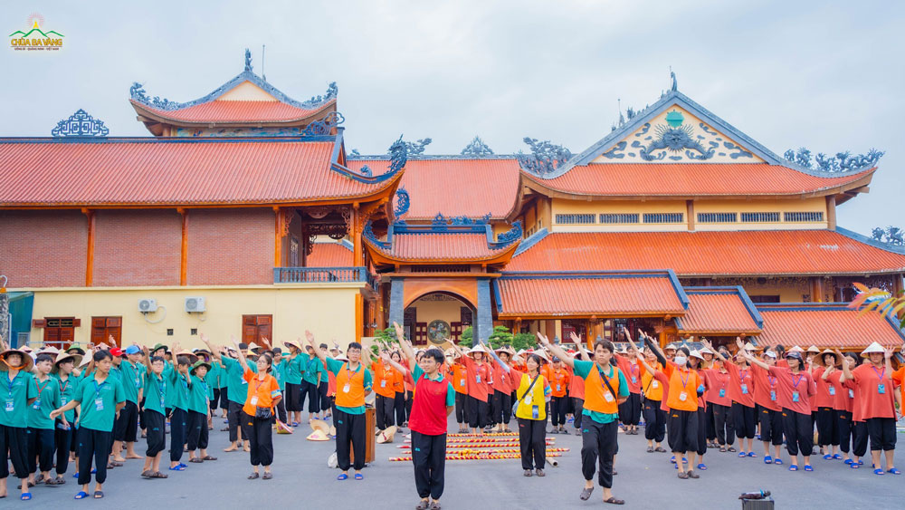 Cả lớp cùng nhảy bài “Tự hào Việt Nam để đi tiếp đến điểm sau.  