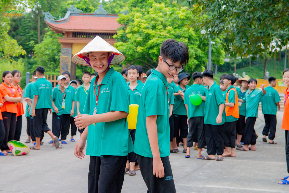 Mình đi thật nhẹ nhàng để bóng bay không vỡ nhé!  