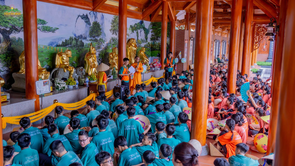 Tại dãy La Hán, chư Tăng đọc lần lượt 9 câu hỏi về 9 vị La Hán để các thành viên trong lớp trả lời.  