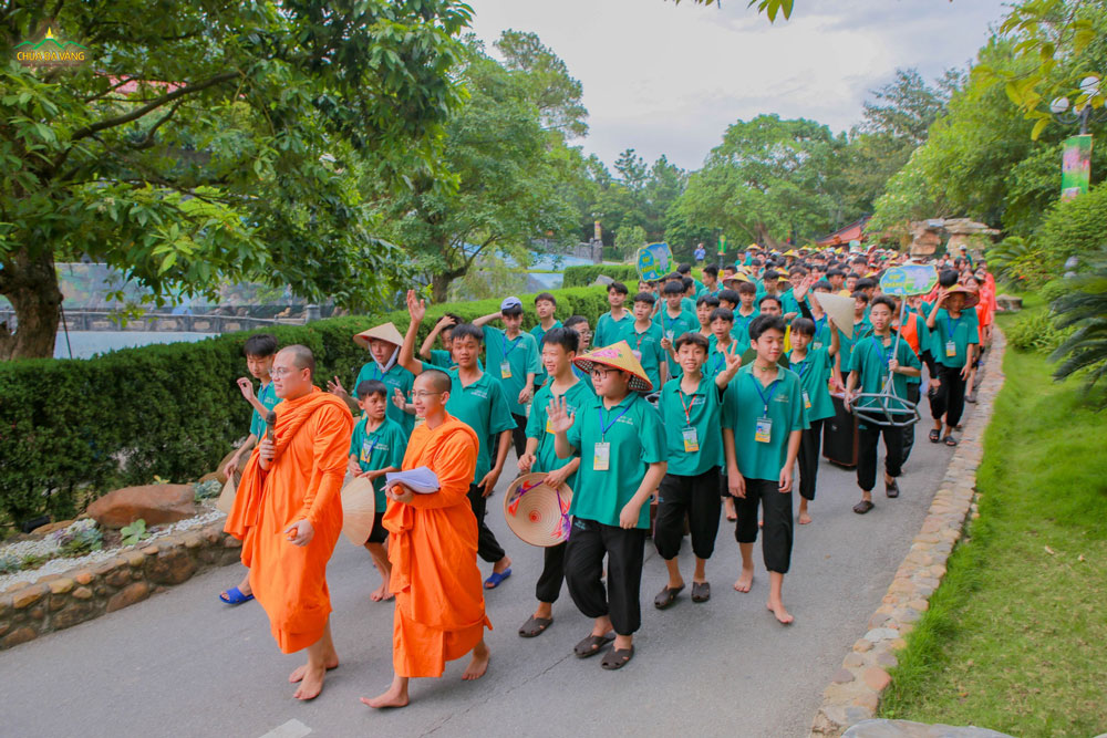 Nhóm Voi Trắng rất vui khi được chư Tăng dẫn dắt chinh phục thử thách.  