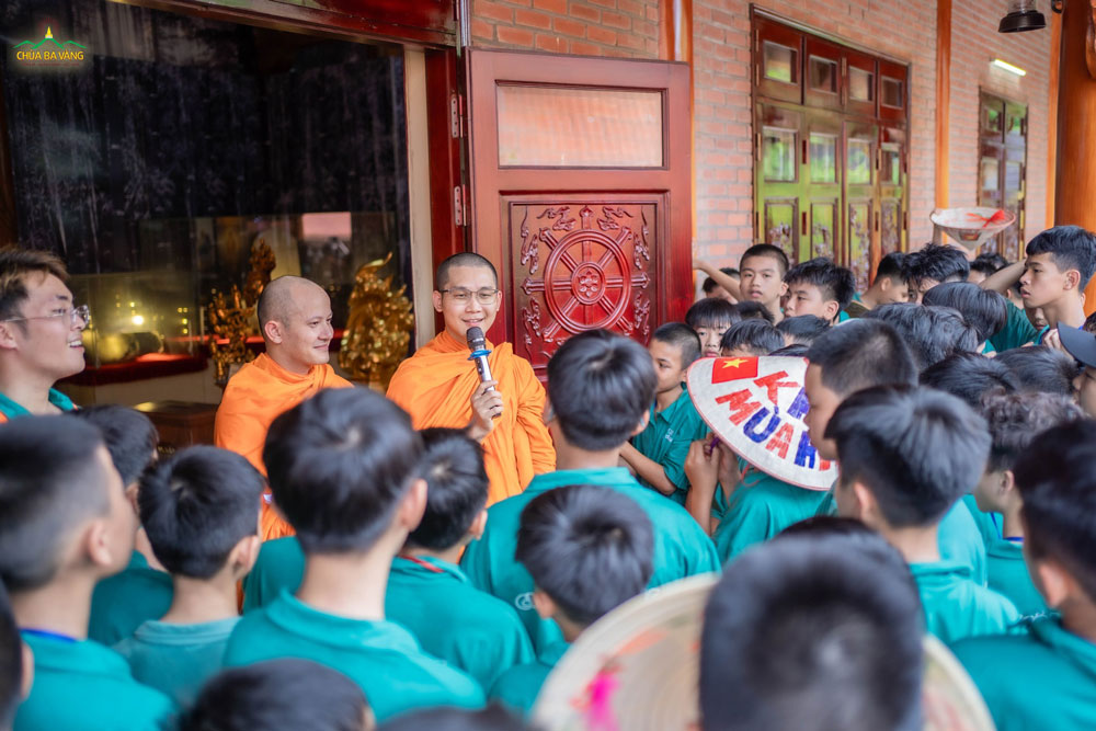 Chư Tăng giới thiệu cho các bạn về Bảo Tàng của chùa.  