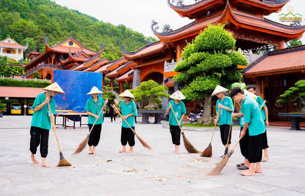 Các bạn khóa sinh tham gia thời khóa lao tác, quét dọn sân chùa
