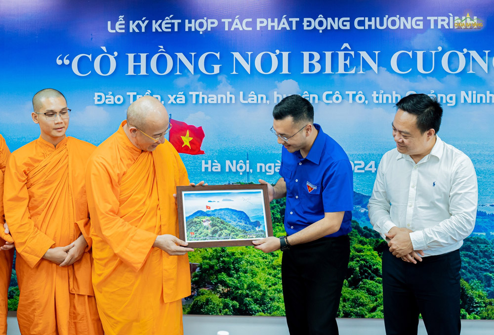 Anh Nguyễn Thế Minh - Phó Bí thư thường trực Tỉnh đoàn Quảng Ninh trao tặng chùa Ba Vàng bức ảnh lưu niệm về đảo Trần.