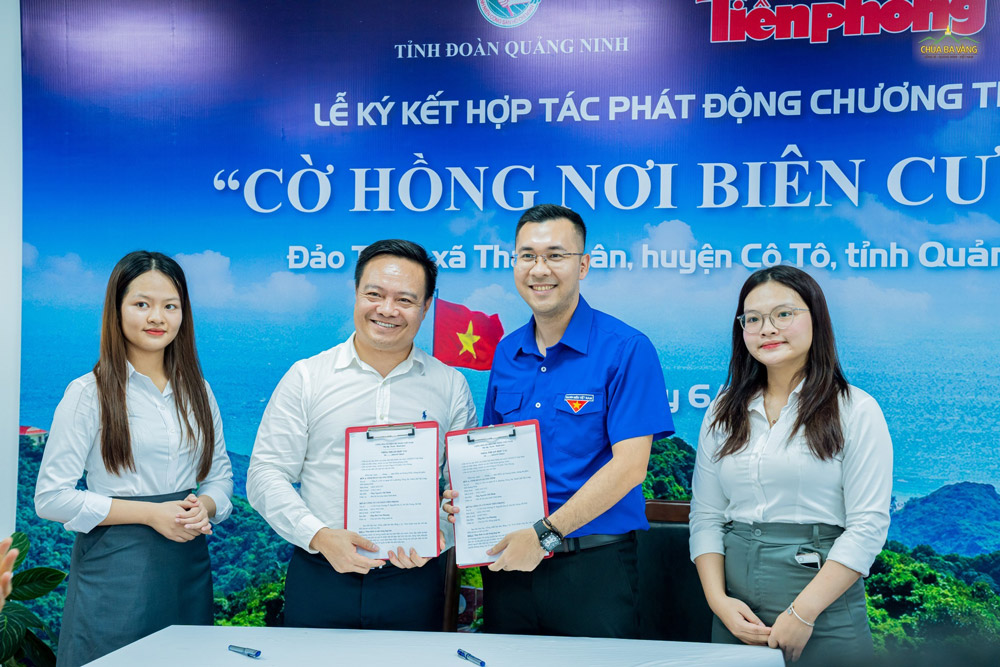 Đại diện Công ty CP Tiền Phong, Tỉnh đoàn Quảng Ninh trao thoả thuận hợp tác.