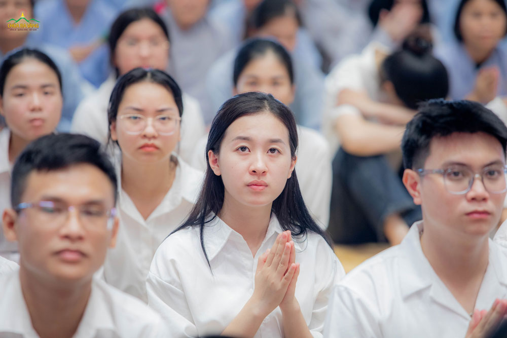 “Tiết Vu Lan bâng khuâng nhớ cha, xót ơn dưỡng dục  Mùa báo hiếu ngậm ngùi thương mẹ, tưởng đức cù lao”    Buổi lễ là dịp để mỗi người thêm khắc ghi về ân đức cao cả, thâm sâu của cha, của mẹ.