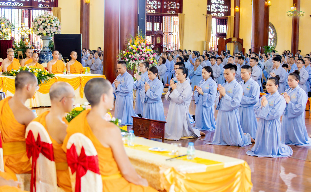 Đại diện các Phật tử dâng lời tác bạch thỉnh Sư Phụ chứng minh phát nguyện Bồ đề.