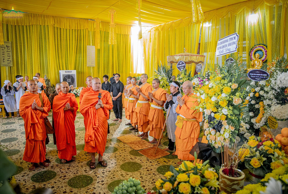 Đoàn chư Tôn đức Tăng chùa Candarasi (Thành phố Hồ Chí Minh) và chùa Tông Kim Quang (tỉnh Bình Dương) do Đại đức Châu Hoài Thái - Ủy viên Hội đồng Trị sự, Phó Văn Phòng 2 Trung ương GHPGVN làm trưởng đoàn đã không quản đường xá xa xôi đến chia buồn cùng gia đình.