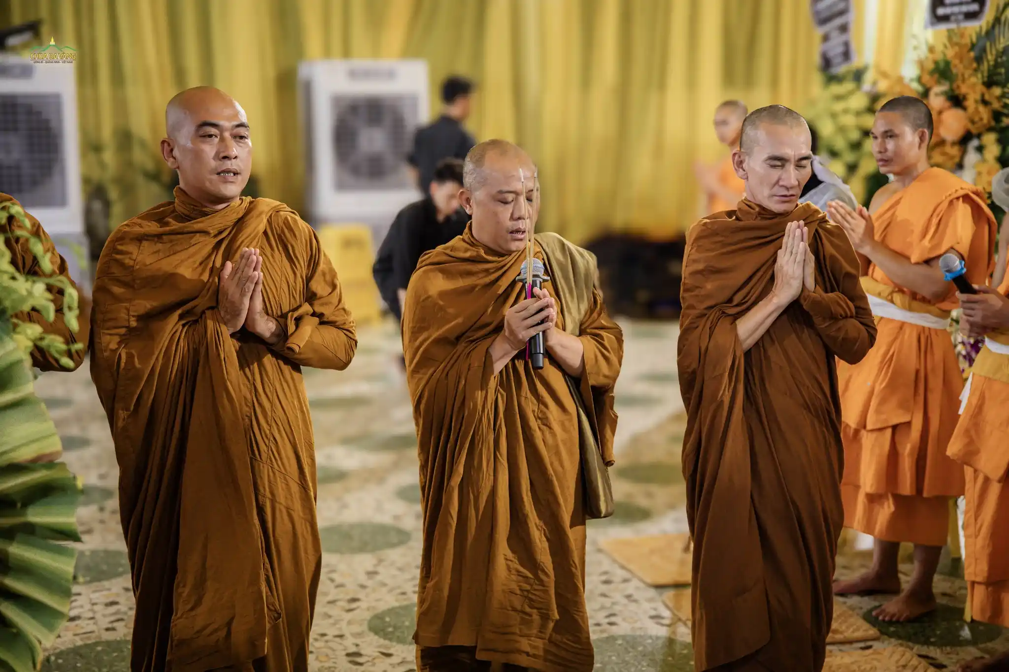 Chư Tôn đức thiền viện Phước Sơn, tỉnh Đồng Nai quang lâm và bạch Phật cầu nguyện cho hương linh cụ Ngô Thị Sắc sinh về cõi lành.