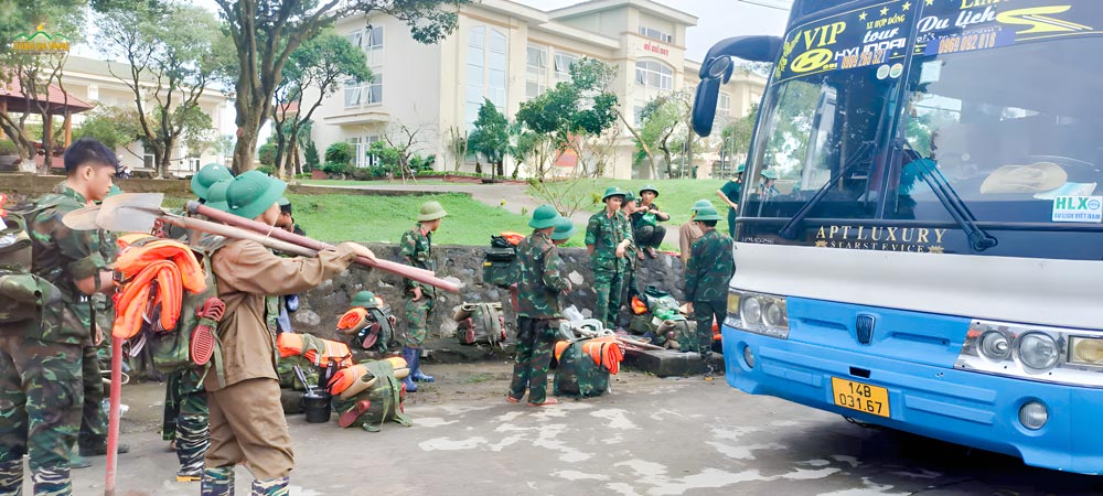 Chùa Ba Vàng hỗ trợ phương tiện đưa bộ đội đến nơi thực hiện nhiệm vụ khắc phục hậu quả sau bão Yagi.