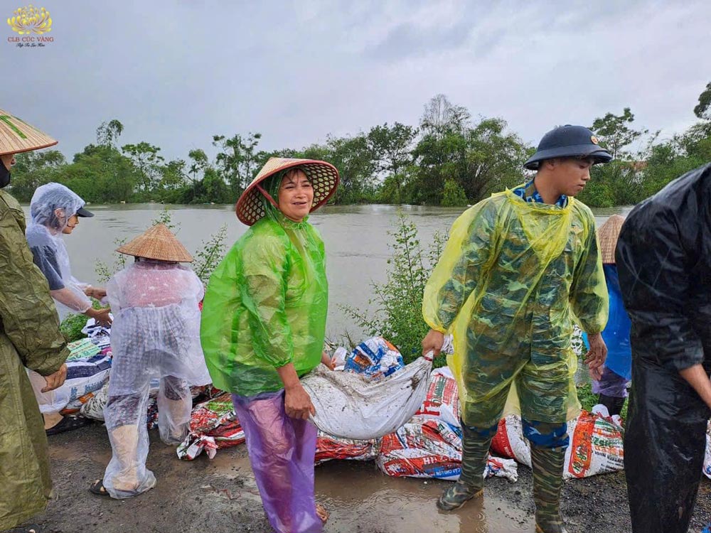 Các Phật tử cùng lực lượng chức năng, bộ đội và bà con Nhân dân tham gia gia cố đê tại bờ sông Nhuệ, trạm bơm Hòa Bình, xã Đại Áng, huyện Thanh Trì, thành phố Hà Nội.