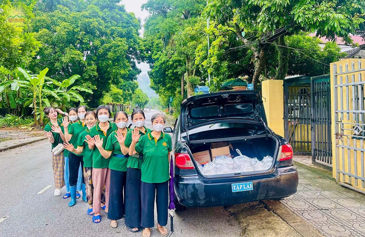 Ai cũng hoan hỷ khi được làm việc thiện, trao gửi yêu thương đến bà con nhân dân khó khăn