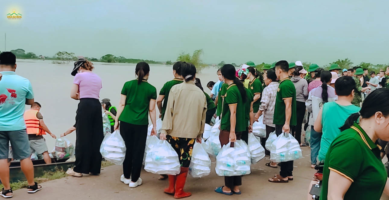 Các Phật tử tại Bắc Giang vận chuyển cơm cứu trợ tới bà con bị ảnh hưởng của bão lũ trên địa bàn tỉnh