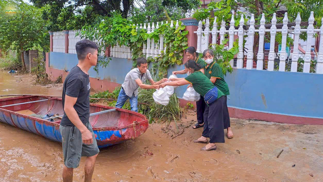 Các Phật tử gửi những suất cơm đến bà con nhân dân đang chịu ảnh hưởng bởi thiên tai