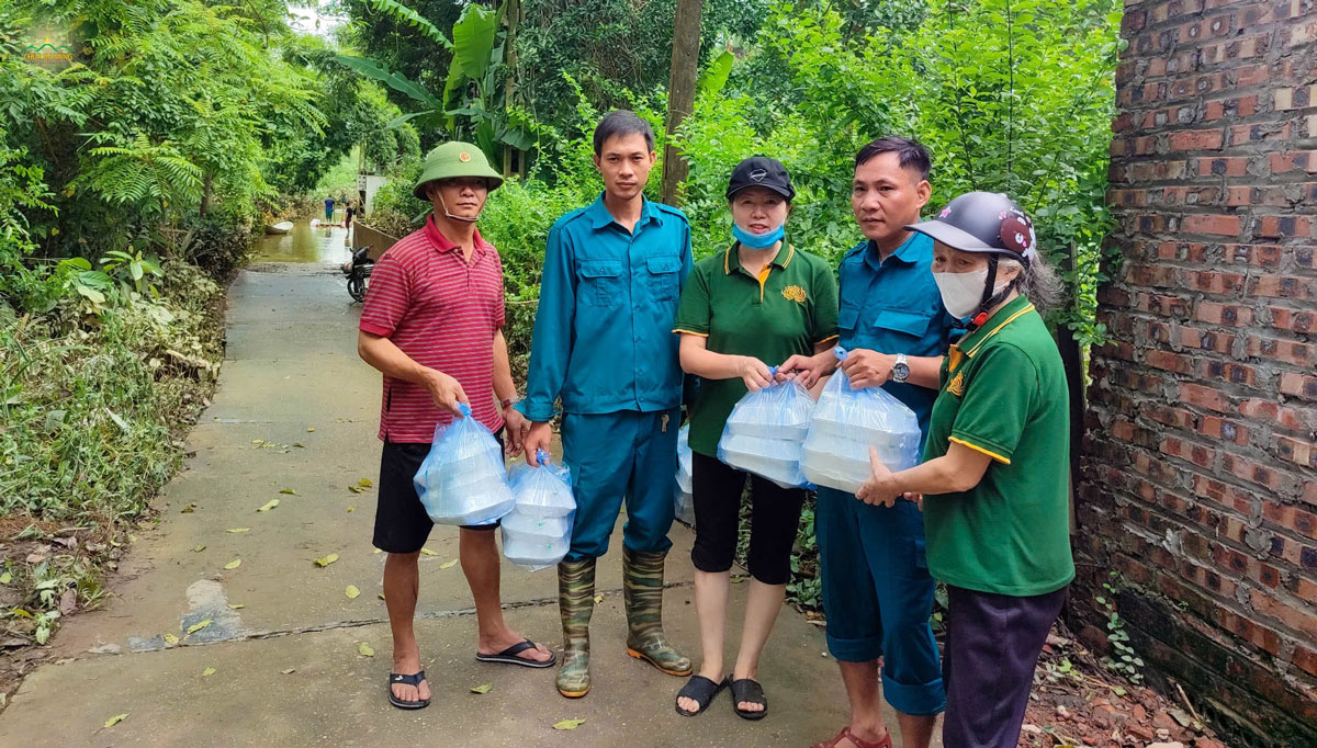 Các suất cơm được các Phật tử Thái Nguyên gửi dân quân tự vệ, hỗ trợ chuyển đến tận tay bà con