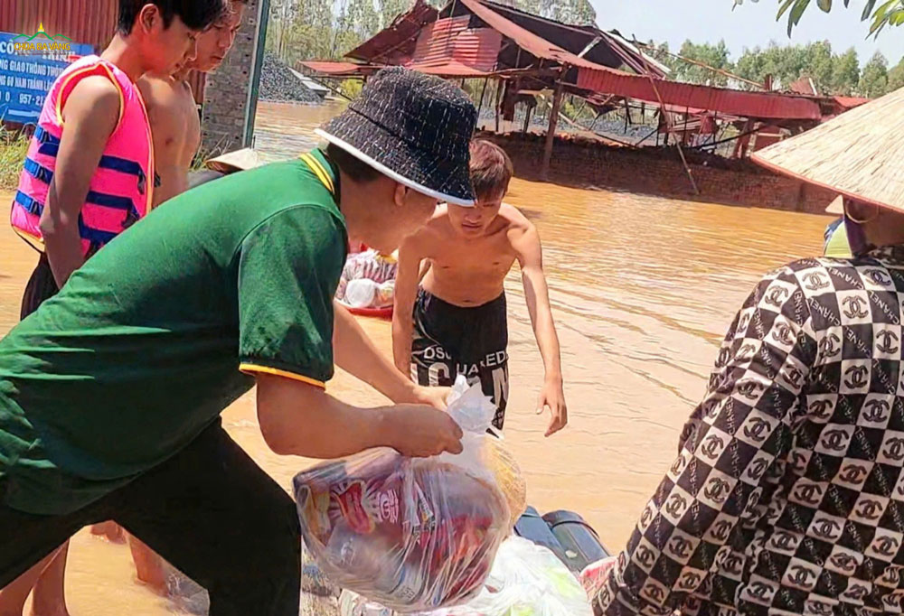 Vượt qua nhiều điểm ngập lụt, những suất quà của các Phật tử đã đến tay người dân vùng lũ.