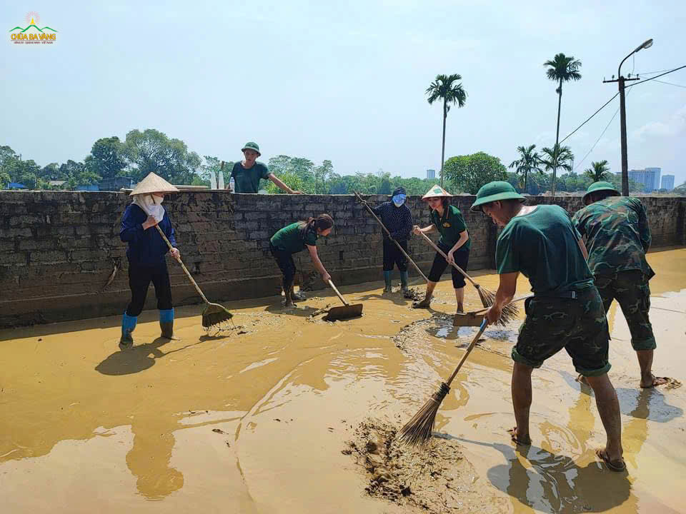 Tại Thái Nguyên, Phật tử phối hợp cùng các chiến sĩ bộ đội dọn dẹp nhà văn hóa của địa phương.