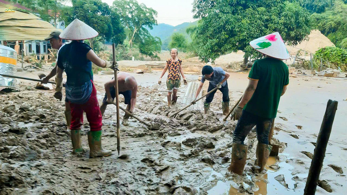 Các đạo hữu cùng mọi người hỗ trợ gia đình đạo hữu dọn dẹp