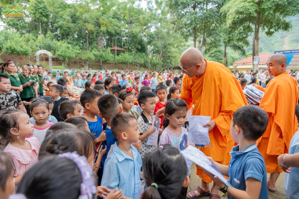 Bộ quần áo đồng phục dù nhỏ thôi nhưng gửi gắm trong đó là tình cảm yêu thương của chư Tăng, Phật tử và các nhà hảo tâm dành tặng các em