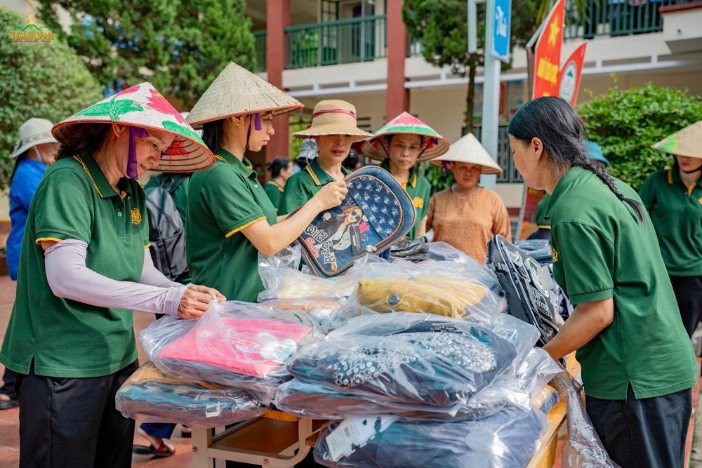 Các Phật tử sắp xếp balo, quần áo chuẩn bị tặng các em học sinh  