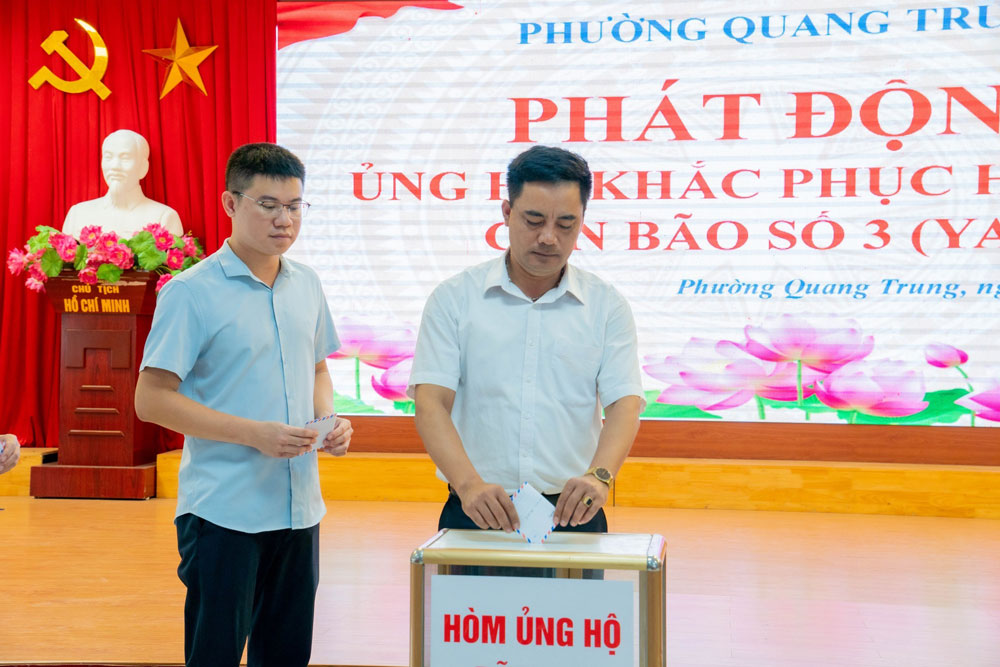 Lãnh đạo phường tham gia ủng hộ