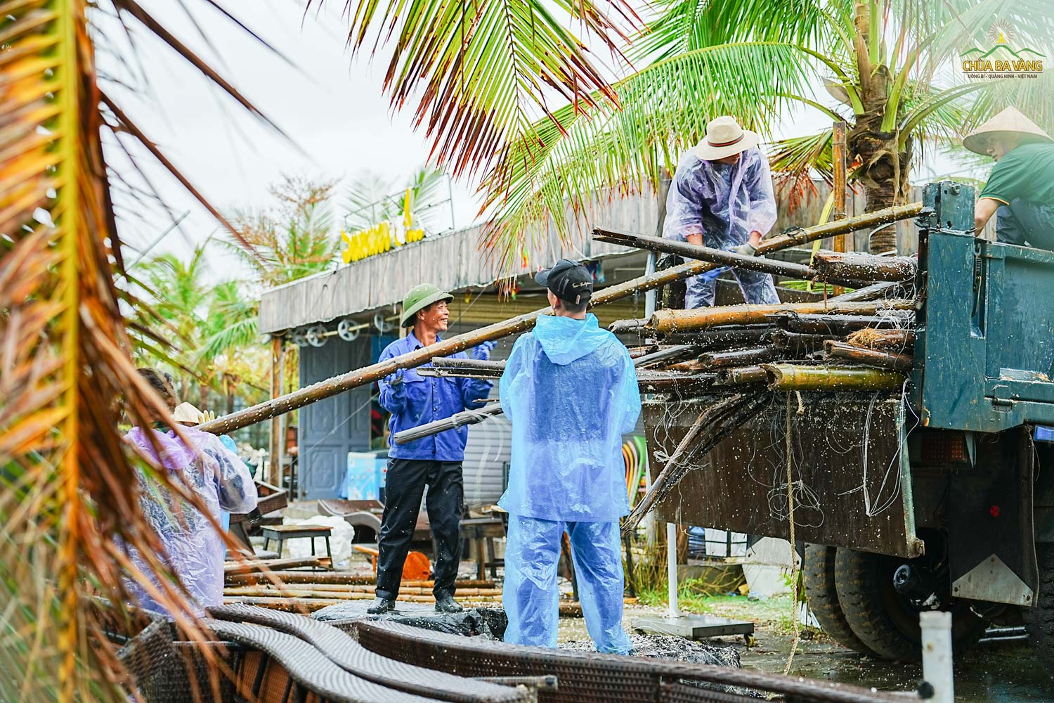 Nụ cười hạnh phúc khi cùng các Phật tử tham gia dọn dẹp của chú Tuyến (mặc áo xanh nước biển)   