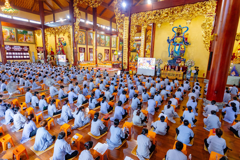 Trong buổi khai đàn, Phật tử cùng nguyện cầu sám hối, hồi hướng công đức, mong cầu bình an đến cho bản thân, gia đình, xã hội