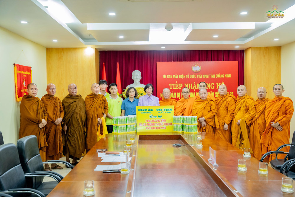 Buổi trao tặng có sự tham gia của Trụ trì các chùa đến từ Thành phố Hồ Chí Minh: Hòa thượng Thích Quang Minh - Trụ trì chùa Phật Bảo, Thượng tọa Thích Thiện Đạt - Trụ trì chùa Giác Quang, Thượng tọa Thích Nguyên Trí - Trụ trì chùa Pô Thi Vông, Thượng tọa Thích Minh Đức - Trụ trì chùa Từ Quang, Đại đức Thích Phúc Thịnh - Trụ trì chùa Trúc Lâm. Bên cạnh đó, có sự tham gia của Thượng tọa Thích Thiện Mẫn - Trụ trì chùa Linh Sơn (Đồng Nai), Đại đức Thích Thiện Lộc - Trụ trì chùa Tịnh Giác (Đồng Nai), Đại đức Thích Minh Đạt - Trụ trì chùa Bồ Đề (Bà Rịa Vũng Tàu), Đại đức Thích Phước Thắng - Trụ trì tịnh thất Phú Yên (Hà Nội) và đại diện chư Tăng chùa Ba Vàng