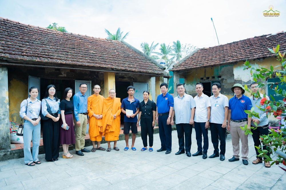 Đại diện chư Tăng cùng các cấp chính quyền, tổ chức tại địa phương trao quà cho người dân có hoàn cảnh đặc biệt