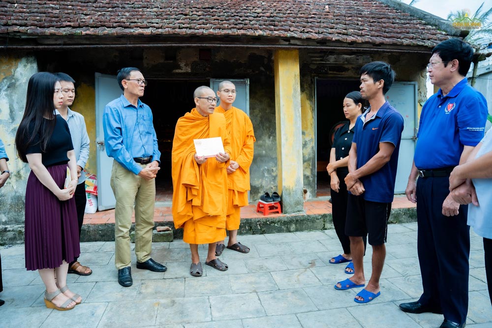 Đoàn tới thăm hỏi, động viên và tặng quà hộ dân phường Nam Hòa