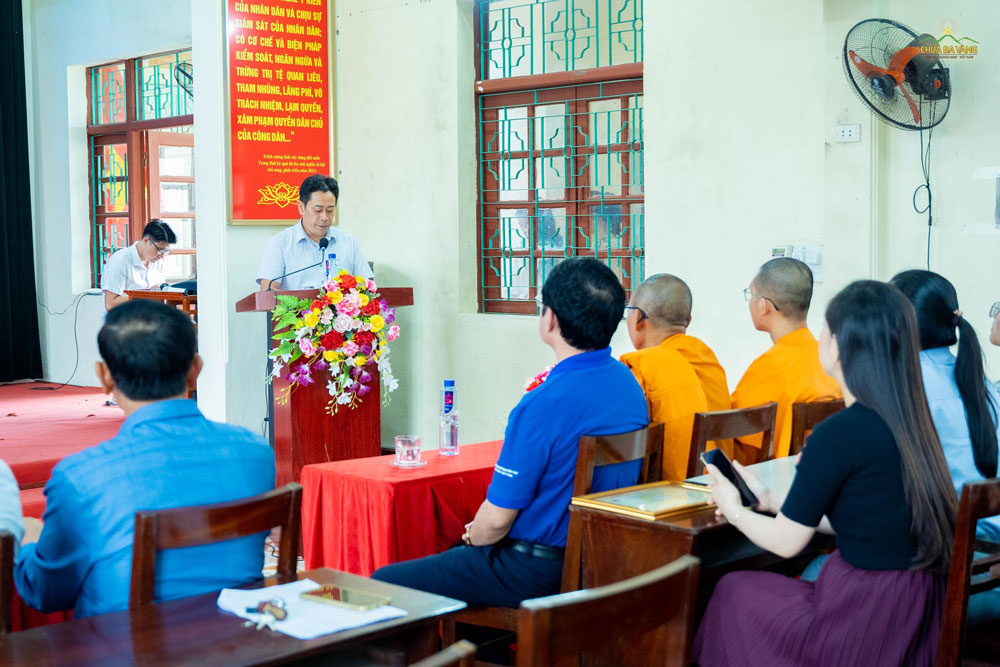 Ông Hoàng Xuân Phong - Phó bí thư Đảng Ủy, Chủ tịch phường Nam hòa báo cáo tinh hình thiệt hại do bão Yagi