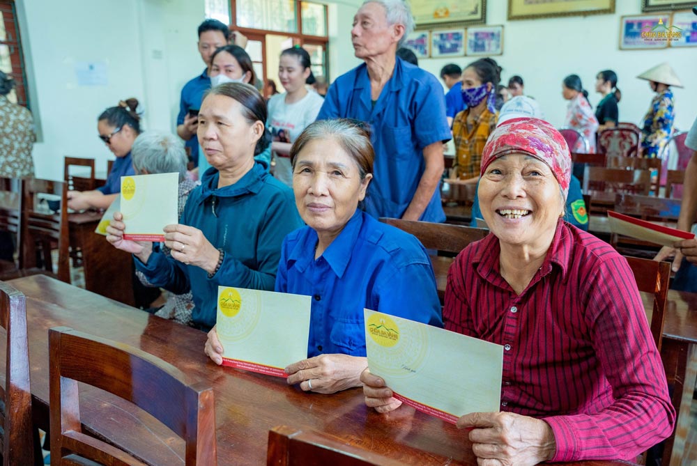 Niềm hạnh phúc trên gương mặt của các cô bác trong chương trình