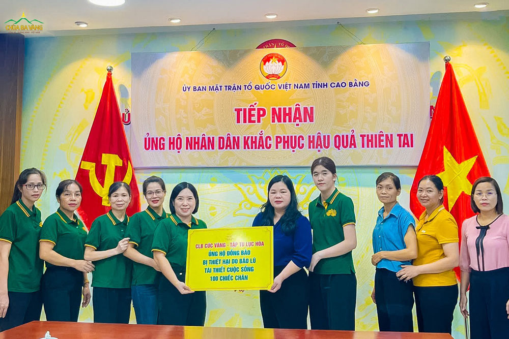 Đại diện Phật tử trao tặng 100 chiếc chăn ấm, ủng hộ đồng bào bị thiệt hại sau bão lũ tại Ủy ban Mặt trận Tổ quốc Việt Nam tỉnh Cao Bằng