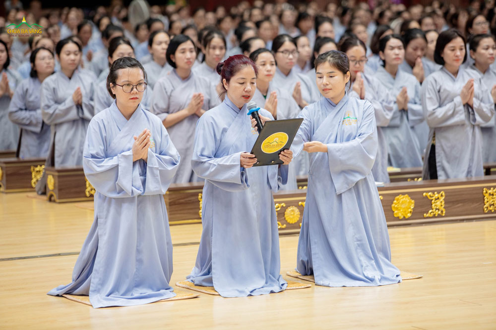 Đại diện Phật tử dâng lời tạ Pháp, tri ân Sư Phụ đã truyền giảng thời Pháp nhũ quý báu