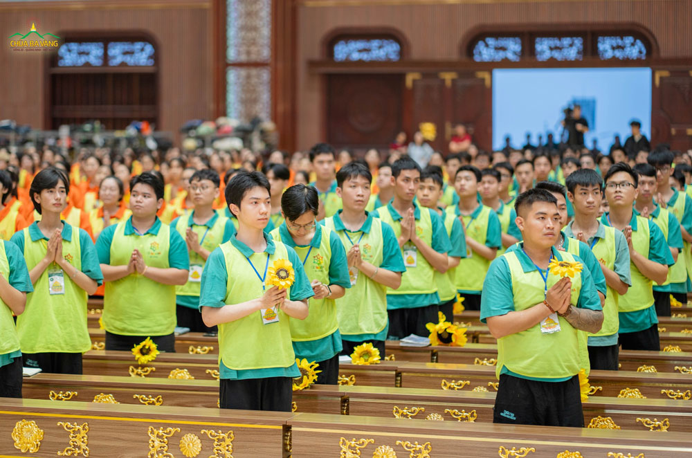 Các bạn trẻ hướng tâm tri ân tới Sư Phụ - người luôn ân cần giáo dưỡng, dìu dắt các bạn khám phá và chăm sóc mảnh vườn tâm