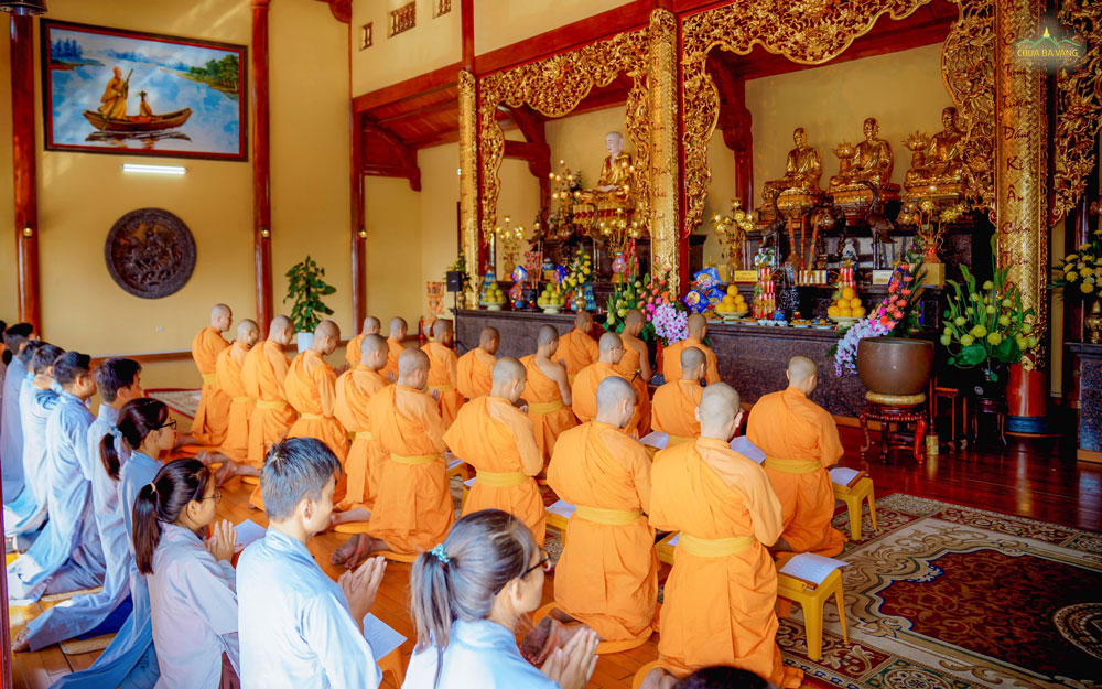 Chư Tăng, Phật tử chắp tay thành kính hướng về Sơ tổ Trần Nhân Tông