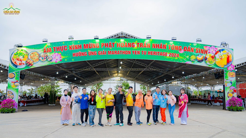 Sau khi tham gia giải chạy Yen Tu Heritage Marathon 2024, các vận động viên đã đến chùa Ba Vàng ghé thăm khu ẩm thực chay miễn phí