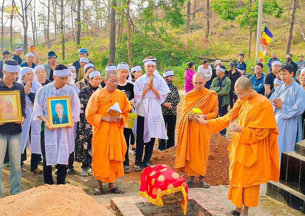 Chư Tăng tác lễ trước khi hạ huyệt