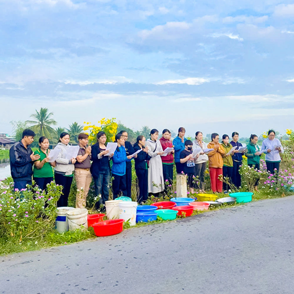 Trong khung cảnh làng quê thanh bình, các Phật tử đã cùng thực hành nghi thức, gieo duyên Phật Pháp với các con vật trước khi thực hành phóng sinh